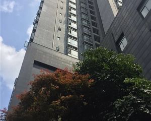 商圈旁,原三房双卫户型改2个单配,分开出租