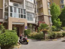 房子在小区北边一排,位置安静,精装保持得很好