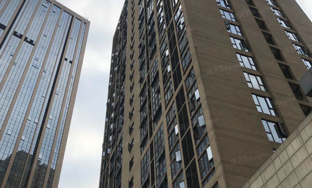 江北区紫荆商业广场二房门口就是轻轨96万