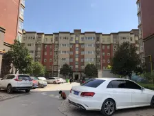 小区中间位置。不临街。朝南,采光好,诚心出售