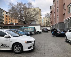 此房满五年,中间楼层,简单装修,小区有院方便停车