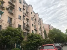 交通便利,配套设施齐全,低楼层,毛坯房,易装修。