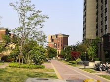 房子精装未住,有下沉带院子,前排位置好