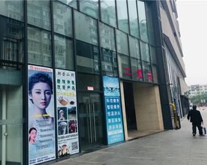 郫县百伦广场3室1厅东南