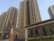 满五精装修,房屋保养的好,拎包入住,前排无遮挡.