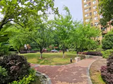 这个房子透光性高,房价便宜,户型方正,视野开阔。