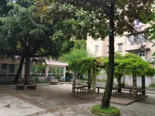 一楼带大院子,一房一厅,全明,近双地/铁口