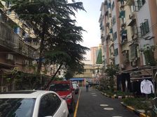 客厅带阳台,近商圈,主卧朝南,小区中心位置