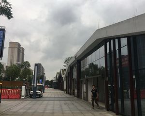 出门就是地铁。出行方便,位置好