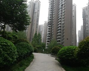 此房楼栋位置佳,采光充足,南北双阳台,精装修视野好