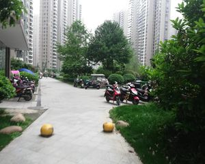 世纪城房东诚售三房,高层非顶楼。看房预约。