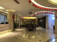 闻花香赏春意 地铁口 万宇御湖珺 池塘边楼幢 三面采光