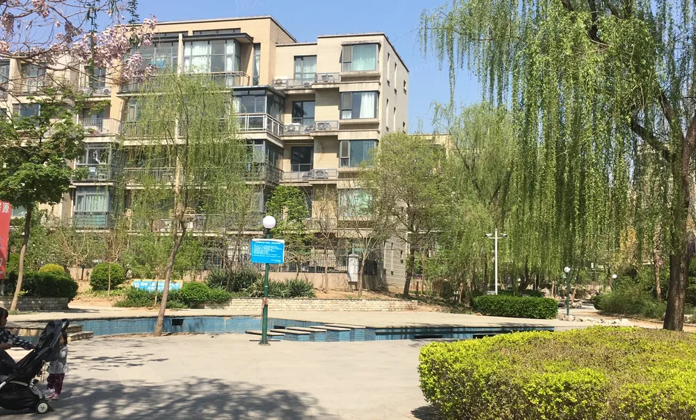 果岭小镇 中间楼层 南北通透三居室 家具家电齐全 包物业暖气
