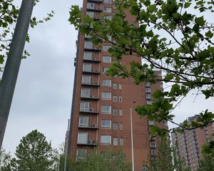 次渠南里八区,南北通透大两居,楼层好,无遮挡