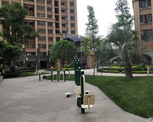 汇融广场3室2厅东南