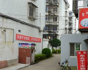 彩炼小区79.47平方3室有独立车棚