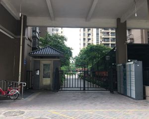 电梯小区房,中间位,格局方正,精装修,采光好