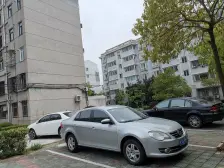 有阁楼的两室一卫并有一个阳光房