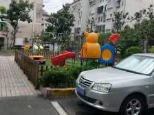 主卧朝南,小区中心位置,非顶楼房,开放式厨房