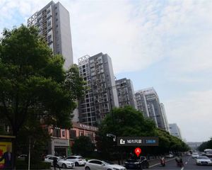 庐山路,城市风景,居家四房,家电家具齐全,看房方便