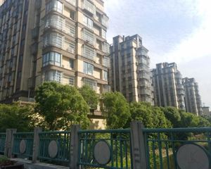 小区中庭,近高桥地铁站,农贸市场梁祝文化公园