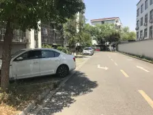 瑞福花园B区东边还户纯毛坯四房中间楼层房东诚意出售