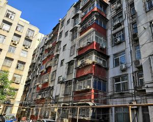 低楼层难得二楼四房,精装修,价位可谈,诚心出售