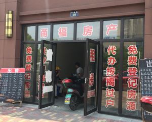 精装修格局好,小区中庭位置,看房方便有钥匙。