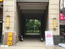 价格附带一个大露台,户型方正,装修靓仔