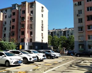 此房南北通透,户型方正,边户,客厅有窗户