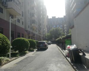 富宏馨居小区单独管理,楼龄新,小区车位充足