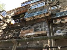 地铁口旁、两室一厅、四楼、出行方便