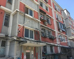 楼下就是校门口,中间层南北通透二居室