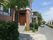 金港花园精装河景联排,户型方正前后大院子,看房方便