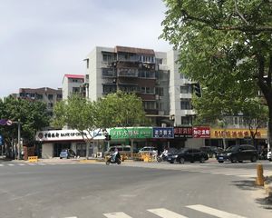 此房满两年带车位。别墅后面一排采光全天,运河景观房