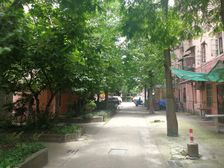 距离工商附晓比较近,地铁站800米,步行街