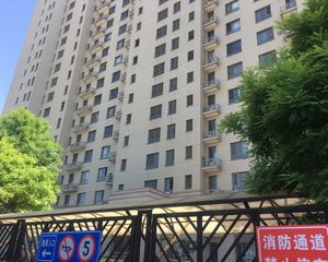 保利香槟花园新上南向一居,中间楼层,精装修人车分流