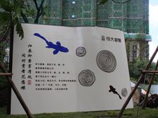 小区自带商场街道,风景好,有游泳池和喷泉景观。