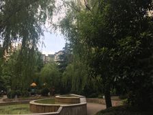 小区后排闹中取静、自带30平大花园,有固定车位