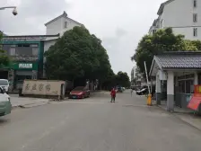 玉盘三房两卫带车库,房东置换,看中可谈,商圈中间,南北通透