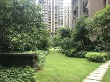 精装轻轨三房 有车位 朝中庭居家,业主诚心出售