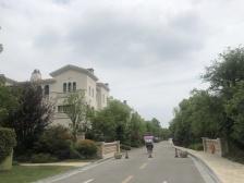 小区中间位置,带花园和地下室。