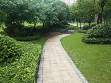 精装洋房顶跃,小区品质高,楼间距宽,交通便利。