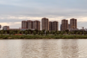 从渭河看中华世纪城1