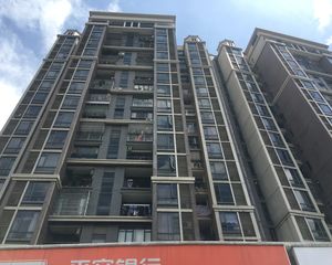 地铁口,两梯两户,阳台视野好。