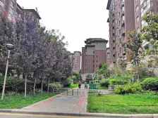 小区中间位置 业主花30多万精装修 户型通透采光佳