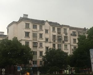 1号线、2号线地铁口 万达广场旁
