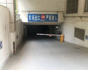 位置好,属于红谷滩CBD,交通方便,生活配套完善