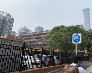 小区进门位置三层两居室精装修满五唯一.