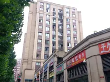 横厅小高层户型,距离轻轨三号线1千米左右。